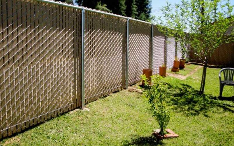 Full coverage of the garden with privacy slats for your chain link fence