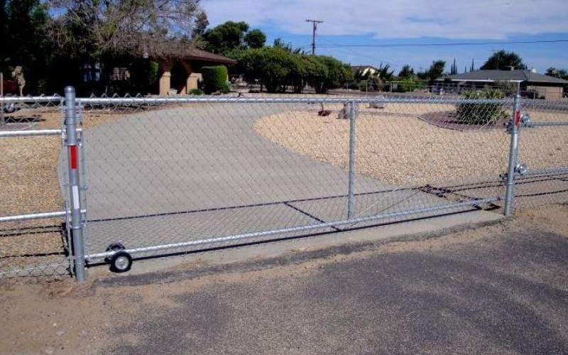A rolling custom chain link gate