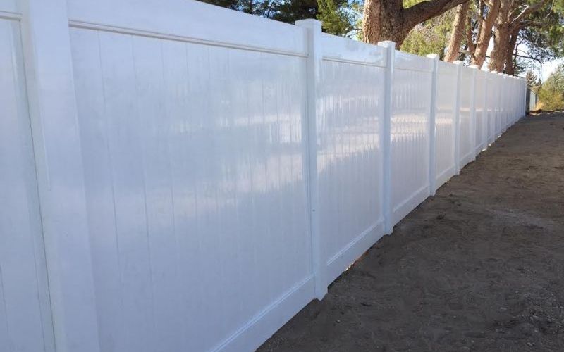 White privacy vinyl fence 