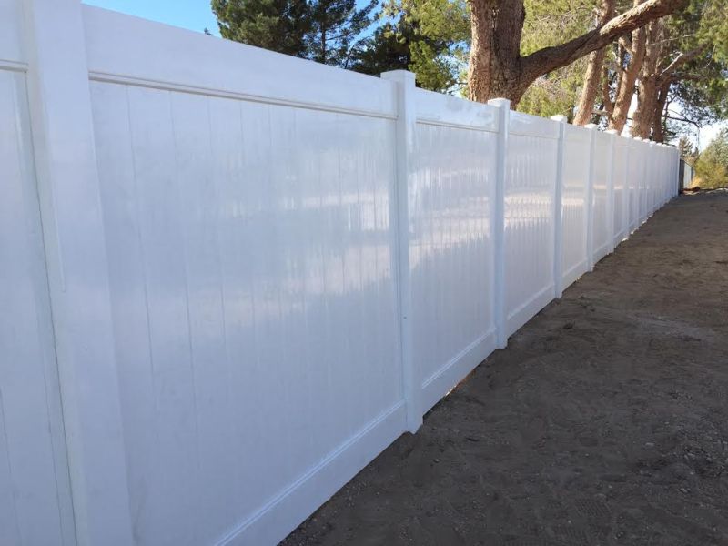 White privacy vinyl fence 